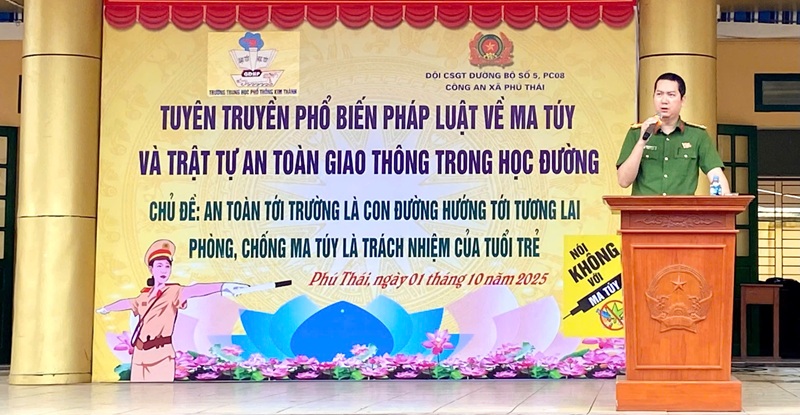 Công an xã Phú Thái tích cực tuyên truyền trật tự an toàn giao thông tới giáo viên và học sinh